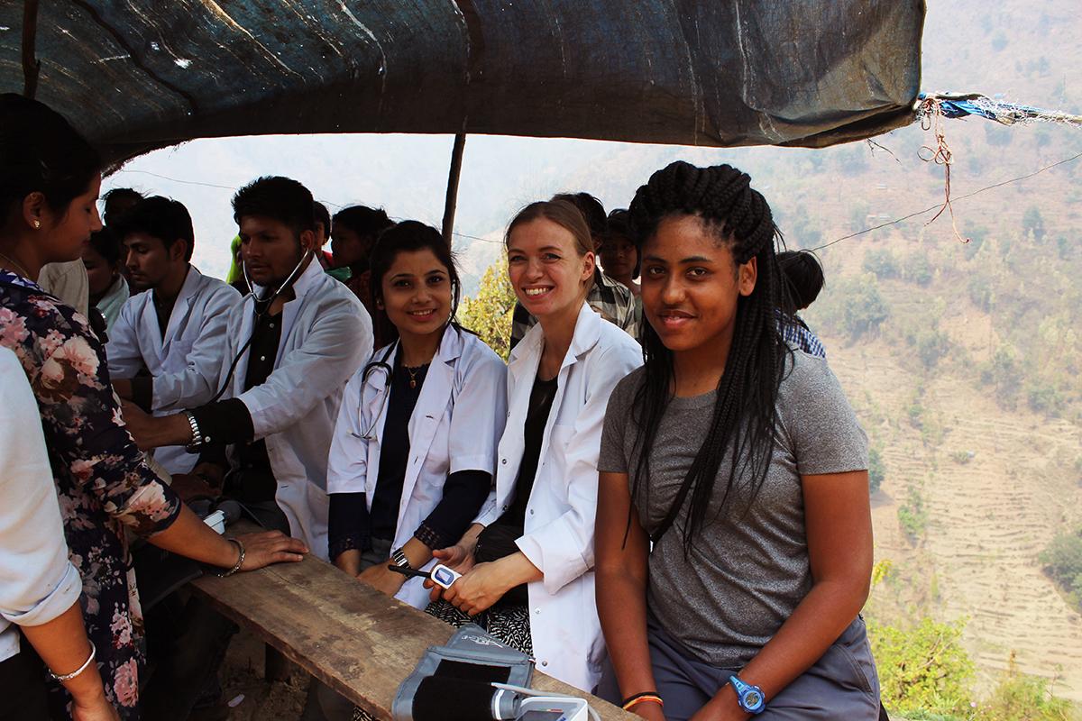Chequeos de salud realizados por nuestros internos de odontología y medicina. Internos de Odontología en Nepal ayudando a realizar chequeos de salud.